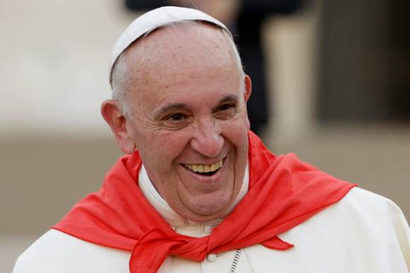 지난 2015년 프란치스코 교황이 제대 소년·소녀들과의 접견 행사 이후 바티칸 성 베드로 광장을 떠나며 미소를 짓고 있다. [사진=AP/연합뉴스]