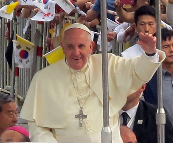 2014년 8월 16일 오후 충북 음성꽃동네를 방문한 프란치스코 교황이 오픈카를 타고 이동하면서 신자들의 환호에 화답하고 있다. [사진=연합뉴스]