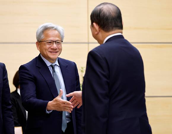 젠슨황 엔비디아 CEO가 21일 도쿄 총리 관저에서 열린 이시바 시게루 총리와 면담에 응하는 모습. [사진=연합뉴스]