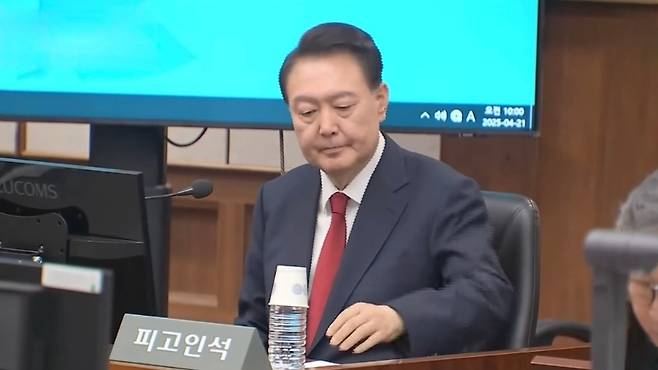 윤석열 전 대통령이 21일 서초동 서울중앙지법에서 열린 내란 우두머리 혐의에 대한 두 번째 정식 재판에 출석했다. (SBS 캡처)