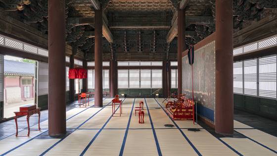 왕의 공식 집무실이라는 용도에 맞게 내부 집기를 고증·제작한 경복궁 사정전. 상참의(약식 조회) 모습을 되살렸다. [사진 재단법인 아름지기]