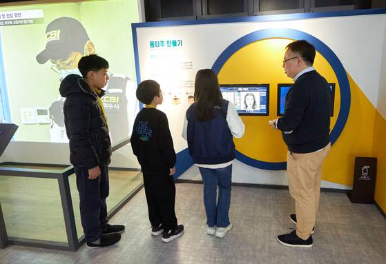 3층 전시실에 설치된 몽타주 만들기 체험을 하는 소중 학생기자단. 목격자 진술을 받아 범인 또는 용의자 얼굴을 그리는 것을 몽타주 수사법이라고 한다.
