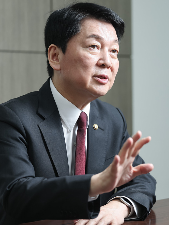 안철수 국민의힘 대선 경선 후보가 20일 오전 서울 여의도 자신의 선거사무실에서 중앙일보와 인터뷰를 하고 있다. 전민규 기자