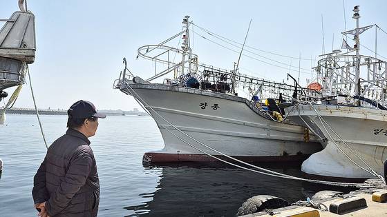지난달 23일 강원 강릉시 주문진읍 주문진항에서 만난 선장 진명호(65)씨가 해체를 앞둔 '강동호'를 바라보고 있다. 박진호 기자