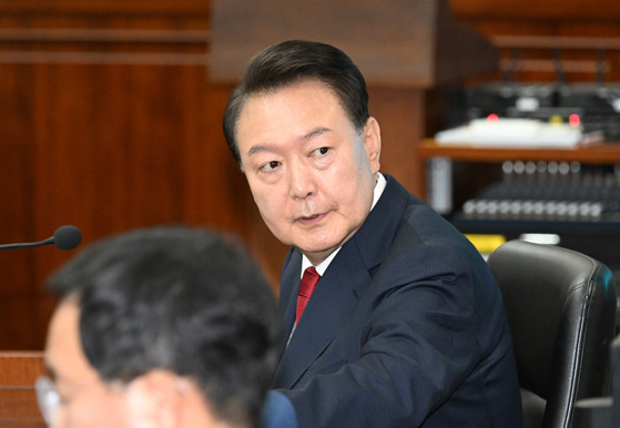 윤석열 전 대통령이 21일 서울 서초동 서울중앙지법에서 열린 내란 우두머리 혐의 형사재판 2번째 공판에 출석하고 있다. 사진공동취재단