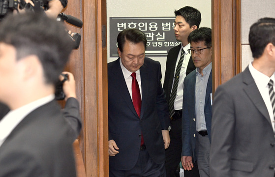 윤석열 전 대통령이 21일 서울 서초동 서울중앙지법에서 열린 내란 우두머리 혐의 형사재판 2번째 공판에 출석하고 있다. 사진공동취재단