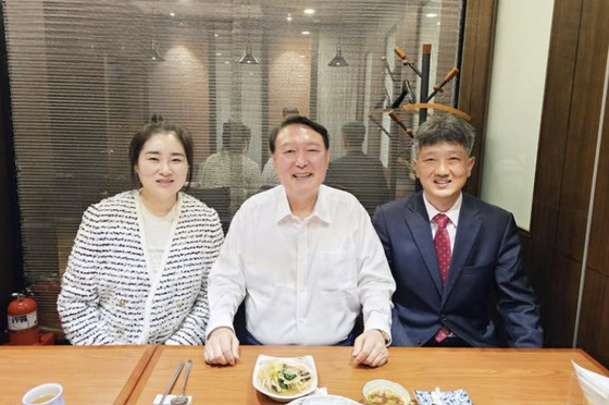 윤석열 전 대통령이 지난 19일 배의철 변호사, 김계리 변호사와 함께 식사 자리를 가진 모습. 김계리 변호사 SNS 캡처. 뉴스1