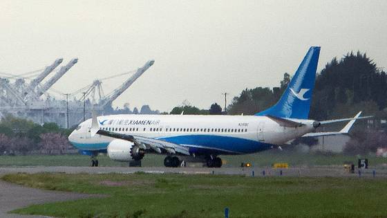 19일(현지시간) 미국 시애틀 킹카운티 국제공항에 중국 샤먼항공에 납품된 보잉 737 MAX 여객기가 인수가 거부된 채 착륙하고 있다. 중국은 미국의 145% 관세 부과 이후 보잉 여객기 인수를 금지시켰다고 월스트리트 저널이 보도한 바 있다. 로이터=연합뉴스