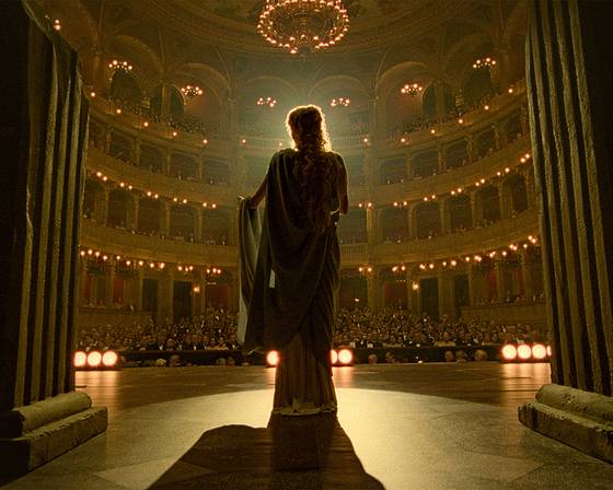 영화는 현실과 환영, 과거의 현재를 오가며 칼라스의 마지막 나날들을 그린다. [사진 판시네마]