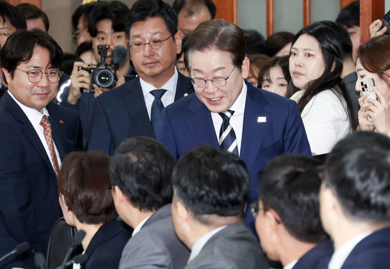 이재명 더불어민주당 대선 경선 후보는 21일 “그간 정부가 발표한 각종 경제정책 방향은 구체성과 실현 가능성이 부족하거나 단기 처방에 그쳐 주식시장의 근본 변화를 끌어내기에 역부족이었다”고 지적했다. 김성룡 기자/ 2025.04.21