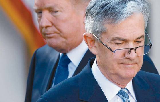 트럼프의 ‘파월 흔들기’에 미국의 경제 불확실성이 커지고 있다. 21일(현지시간) 미국 달러화 가치와 국채값이 급락하는 등 미국 금융시장이 요동친다. 사진은 로이터.