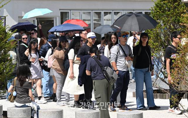 ▲ 강원지역 낮최고 기온이 영상 20도가 넘는 초여름날씨를 보인 21일 외국인 관광객들이 가벼운 옷차림으로 춘천 김유정역 주변을 관광하고 있다. 김정호