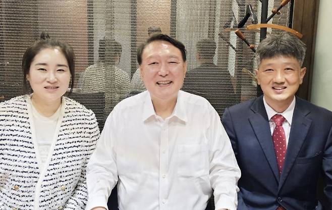 윤석열 전 대통령이 지난 19일 배의철 변호사, 김계리 변호사와 함께 식사 자리를 가진 모습. /사진=김계리 변호사 페이스북 캡처
