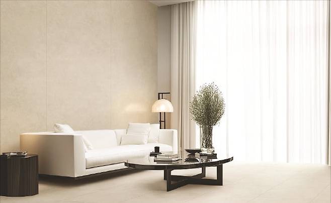 동화기업의 바닥재 진 그란데 스퀘어와 벽재 시그니월 ‘이모션 블랑’이 적용된 거실의 모습. 동화기업 제공