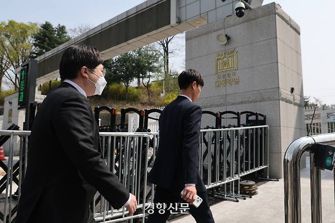 대통령실 압수수색을 시도 중인 경찰 비상계엄 특별수사단이 지난 16일 서울 용산 대통령실 청사 민원실 출입구로 들어서고 있다. 김창길 기자