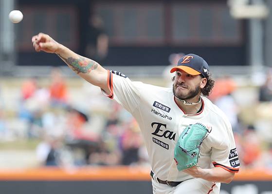 Hanwha Eagles pitcher Cody Ponce pitches during a KBO game against the NC Dinos at Daejeon Hanwha Life Ballpark in Daejeon on April 20. [JOONGANG ILBO]