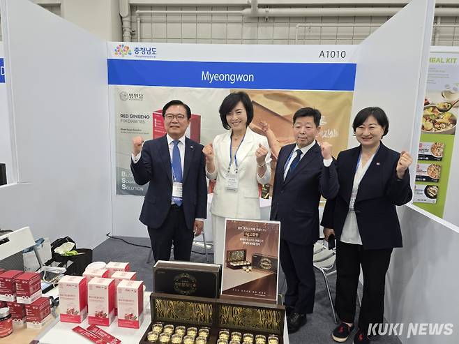 박정주 충남도 행정부지사(오른쪽 두번째)와 김석필 천안시 부시장(맨 왼쪽) 이 지난 20일(현지시각) 미주한인상공회의소가 주최하는 세계한인비즈니스대회 충남관에서 도내 중소기업을 응원하고 있다. 충남도 제공