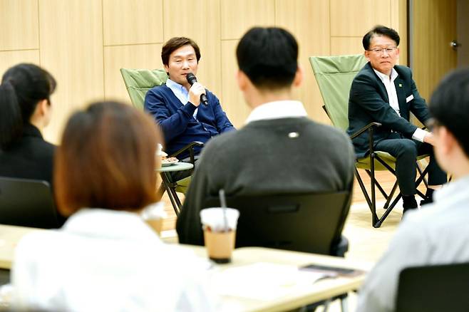 조현일 경산시장이 직원 중심의 조직문화 개선을 위해 직원과의 소통 간담회를 이어가고 있다. 경산시청 제공