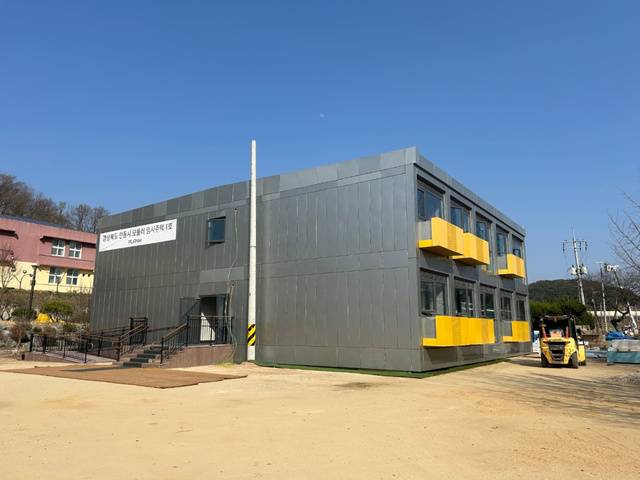 지난 18일 경북 안동시 일직면 망호리 권정생 어린이문학관 부지에 지어진 ‘경북형 모듈러 주택’ 18동에 첫 입주가 시작됐다. 경북도 제공