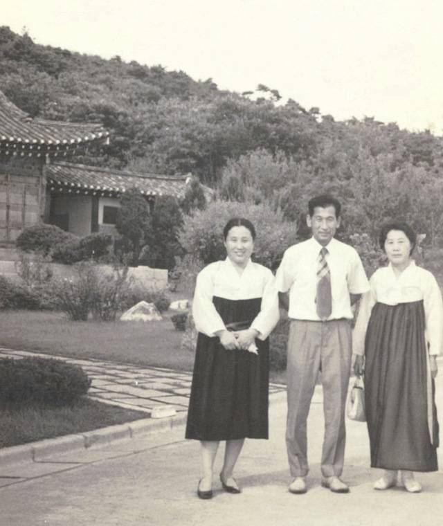 강영애(왼쪽 첫번째) 목사가 충남 아산 온양교회에서 첫 집회를 인도한 후 교회 담임목사 부부와 함께 기념 촬영을 했다. 강 목사 제공