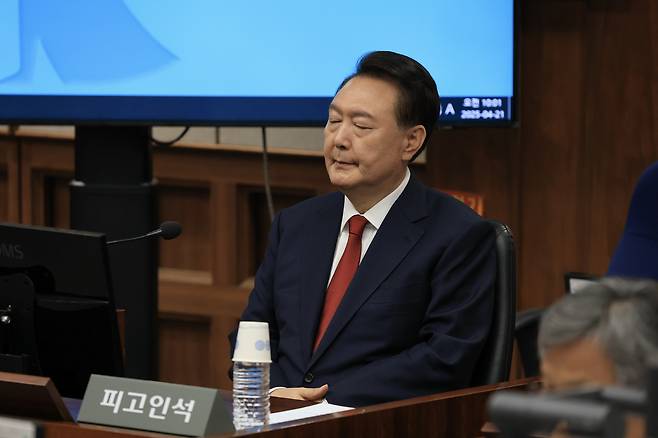 윤석열 전 대통령이 21일 서울 서초구 서울중앙지법에서 열린 내란 우두머리 혐의 형사재판 2차 공판에 출석해 있다. 사진공동취재단