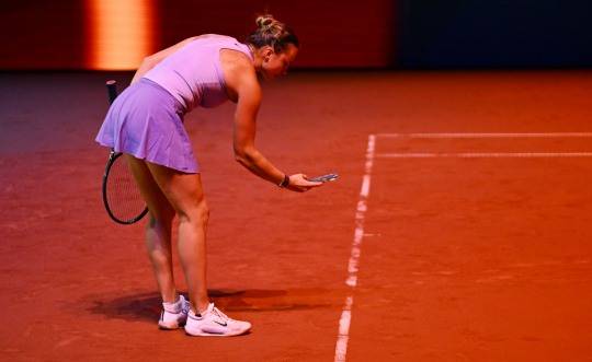 '인간 호크아이'로 나선 사발렌카.