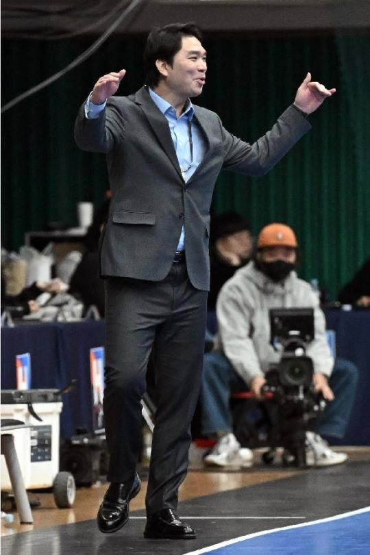 신한 SOL페이 24 25 핸드볼 H리그에서 부산시설공단 신창호 감독이 경기를  지휘 중이다