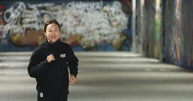 권은주 감독이 서울 도심에서 한강변 산책로로 진입하는 터널을 달리고 있다. 권 감독은 달리기를 통해 건강한 습관을 형성할 수 있다고 강조했다. [이충우 기자]