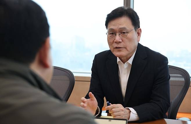 최종구 국제금융협력대사가 매일경제와 인터뷰하고 있다. [한주형 기자]