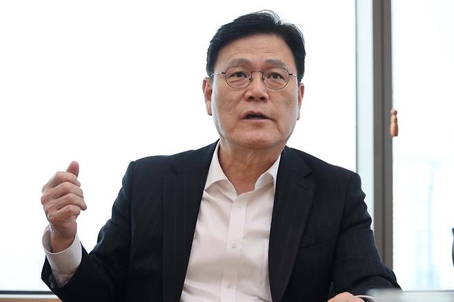 최종구 국제금융협력대사가 매일경제와 인터뷰하고 있다. [한주형 기자]