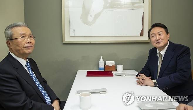 윤석열 전 대통령(오른쪽)이 대선 후보 시절  김종인 전 비상대책위원장이과 서울시내 한 식당에서 만찬 회동을 하고 있다. 연합뉴스