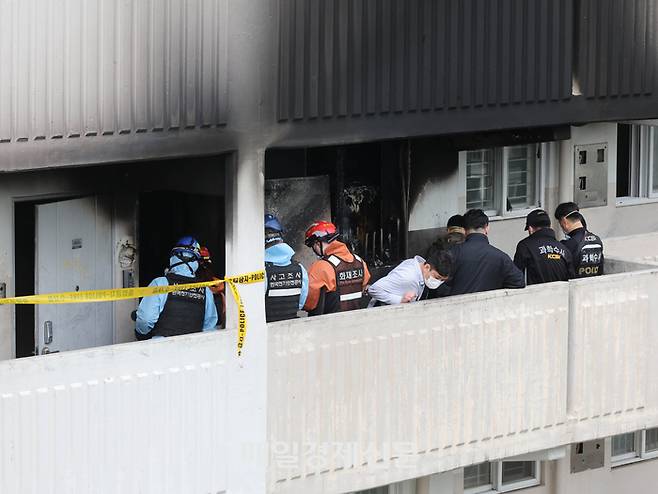 21일 서울 관악구 봉천동의 한 아파트에서 불이 나 소방대원 및 과학수사대가 진화작업 후 현장을 확인하고 있다.

소방당국에 따르면 이날 오전 8시 17분 봉천동 소재 21층 규모의 아파트 4층에서 화재가 발생해 신원미상의 남성 1명이 숨지고 4층에서 추락한 70~90대 여성 2명이 전신에 화상을 입는 등 크게 다쳐 병원으로 이송됐다.  2025.4.21[이충우기자]