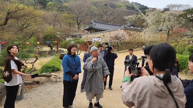 지난 4월 18일 강화도 전등사를 찾은 장미란 문체부 제2차관 / 사진=문화체육관광부