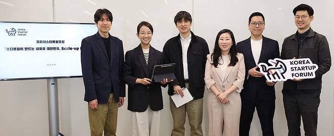 '대한민국 차기 정권에 바란다' 코리아스타트업포럼 간담회 지난 16일 서울 강남 소재 창업보육센터인 마루360에서 '대한민국 차기 정권에 바란다'를 주제로 매일경제·코리아스타트업포럼 간담회가 열렸다. 박홍민 핀다 대표, 정지예 맘편한세상 대표, 김재홍 채널코퍼레이션 미국 대표, 정지은 코딧 대표 겸 코리아스타트업포럼 정책위원장, 신민 모비에이션 대표, 김재원 엘리스그룹 대표(왼쪽부터)가 간담회에 앞서 기념촬영을 하고 있다.  한주형 기자