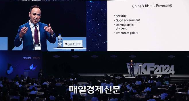 지난해 9월 매일경제 주최 세계지식포럼에서 연사로 초청돼 뜨거운 관심을 일으켰던 마이클 베클리 미 터프츠대 교수의 발표 모습. <사진=매경DB>