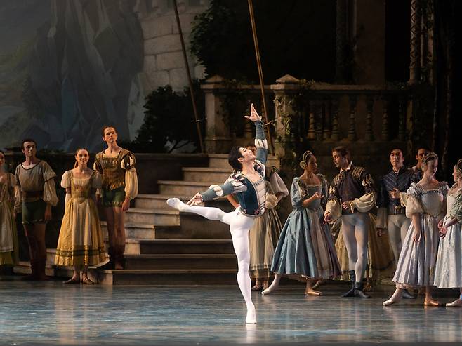 아메리칸 발레 시어터의 고전 발레 ‘백조의 호수’ 주역을 소화하는 수석무용수 안주원. (c)Rosalie O’Connor.