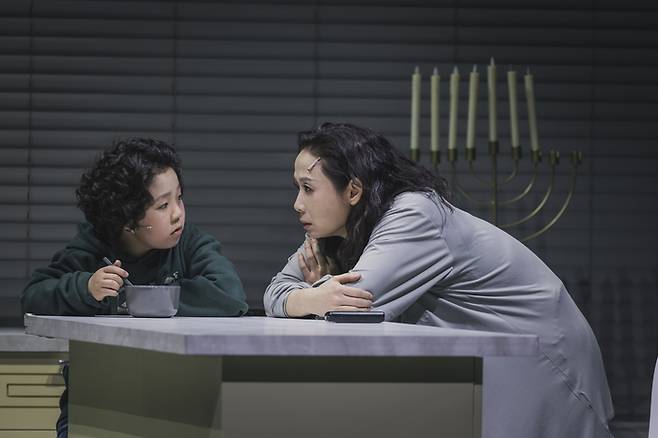 연극 ‘그의 어머니’에서 브렌다(김선영)와 둘째 아들 제이슨(최자운)이 대화를 나누고 있다. <국립극단>