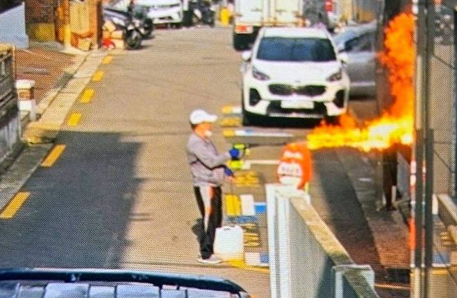 아파트 방화 사건 용의자인 60대 남성이 아파트에 불을 지르기 전 인근 빌라에서 농약살포기를 이용해 방화를 시도하고 있다. 뉴스1