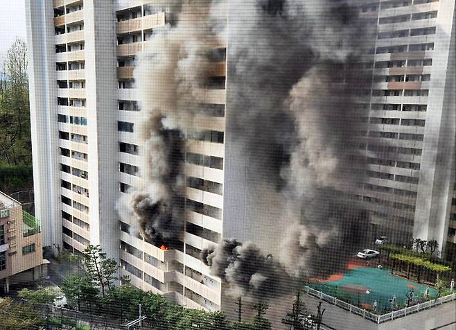 21일 오전 8시 17분쯤 서울 관악구 봉천동의 21층 규모 아파트에서 불이 나고 있다. 독자 제공