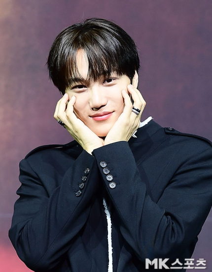 환한 꽃미소로 분위기를 반전시키며 팬들의 심장을 두 번 울렸다. 사진=김영구 기자