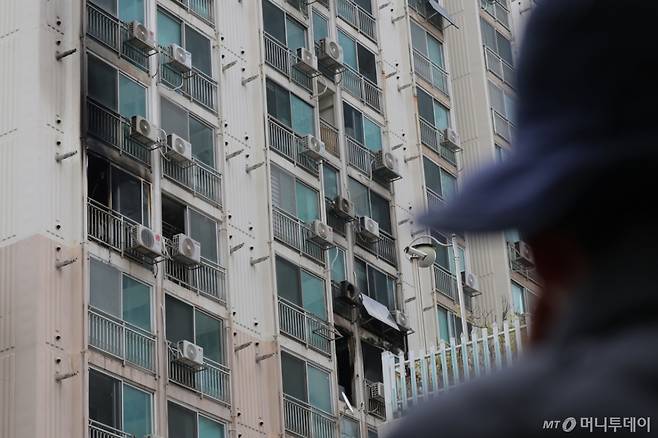 (서울=뉴스1) 박정호 기자 = 21일 서울 관악구 봉천동의 한 아파트에서 불이 나 외벽이 검게 그을려 있다.  소방당국에 따르면 이날 오전 8시 17분 봉천동 소재 21층 규모의 아파트 4층에서 화재가 발생해 신원미상의 남성 1명이 숨지고 4층에서 추락한 70~90대 여성 2명이 전신에 화상을 입는 등 크데 다쳐 병원으로 이송됐다.  2025.4.21/뉴스1  Copyright (C) 뉴스1. All rights reserved. 무단 전재 및 재배포,  AI학습 이용 금지. /사진=(서울=뉴스1) 박정호 기자