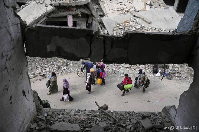 [가자시티=AP/뉴시스] 이스라엘군(IDF)이 가자지구 동부에 대피령을 내린 가운데 11일(현지 시간) 가자시티 동부에서 팔레스타인 난민들이 서부로 이동하고 있다. IDF는 이 지역에서 군사작전 강화를 이유로 긴급 대피령을 내렸다. 2025.04.12. /사진=민경찬