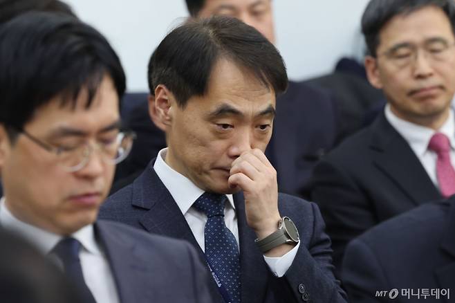 [서울=뉴시스] 권창회 기자 = 남제현 신임 행정안전부 경찰국장이 18일 서울 여의도 국회에서 열린 제422회 국회(임시회) 행정안전위원회 제1차 전체회의에 출석해 얼굴을 만지고 있다. 2025.02.18. kch0523@newsis.com /사진=권창회