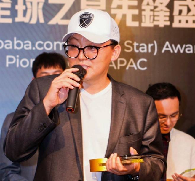 '알리바바닷컴 글로벌 스타 공식 강사'로 임명된 황재만 판다코리아닷컴 대표. /사진=알리바바닷컴