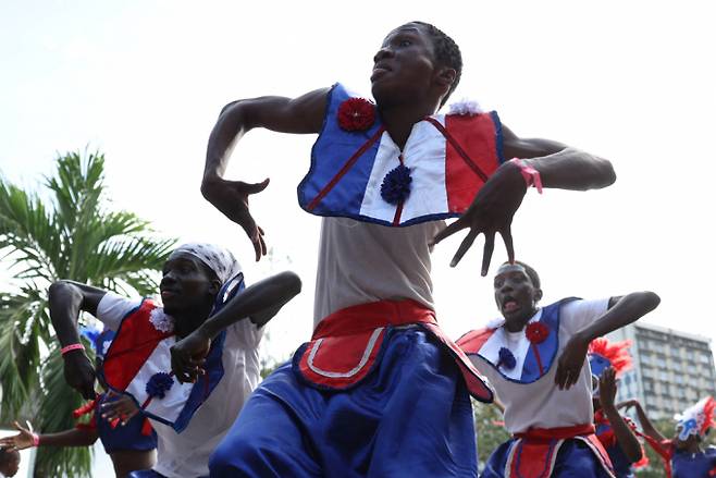 나이지리아와 브라질 유대감을 확인하고 라고스 문화적 위상을 세계에 알리는 '라고스 판티 카니발'이 개최됐다. 사진은 지난 20일(현지시각) 나이지리아 라고스 섬 마리나에서 시민들이 라고스 판티 카니발에 참가한 모습. /사진=로이터