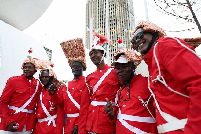 나이지리아와 브라질 유대감을 확인하고 라고스 문화적 위상을 세계에 알리는 '라고스 판티 카니발'이 개최됐다. 사진은 지난 20일(현지시각) 나이지리아 라고스 섬 마리나에서 시민들이 라고스 판티 카니발에 참가한 모습. /사진=로이터