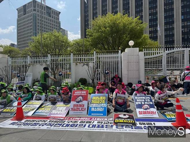 전국학교비정규직연대회의(이하 학비연대) 대표단이 무기한 단식 투쟁에 들어갔다. /사진=한세진 기자