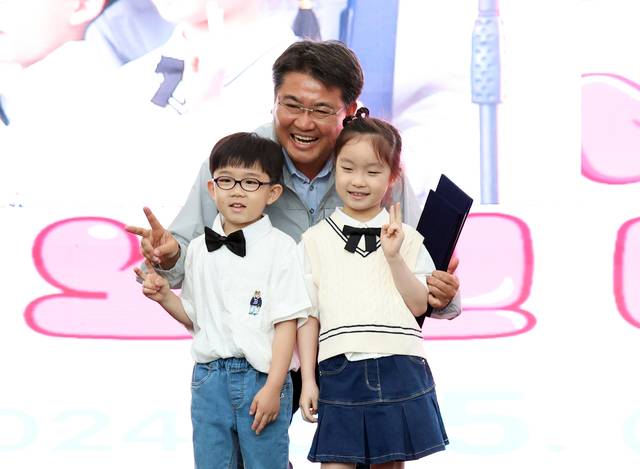 지난해 어린이날 축제에서 오승록(가운데) 노원구청장이 어린이들과 기념촬영을 하고 있다. 노원구청 제공