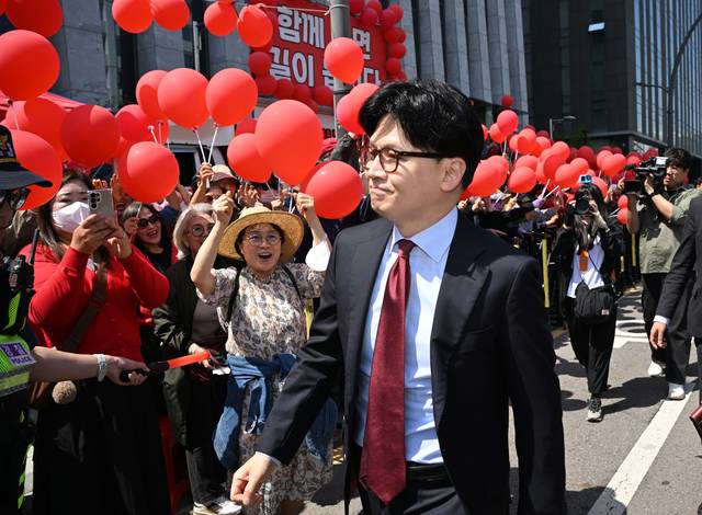 20일 서울 강서구 ASSA아트홀에서 열린 국민의힘 대선 후보자 1차 경선, B조 조별 토론회장 앞에서 한동훈 후보가 지지자들의 환영을 받고 있다. 연합뉴스(국회사진기자단)