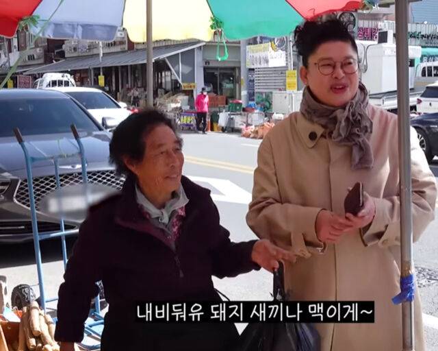 이영자가 충청도 시장에서 한 상인과 이야기를 나누고 있다. / 유튜브 '이영자TV' 캡처